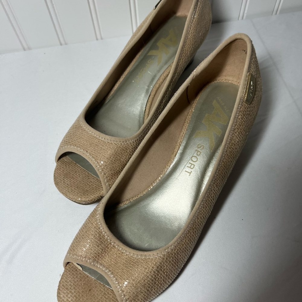 Anne Klein Tan Heels Elegant Design